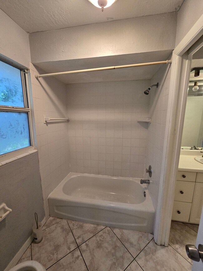 Photo - 3413 Sherwood Dr Unit Apt B