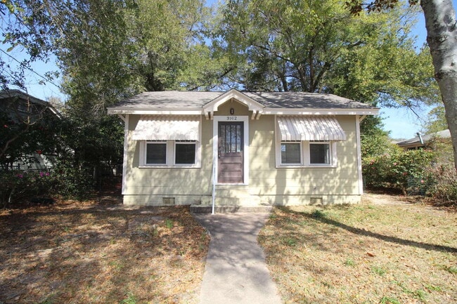 Building Photo - Historic East Pensacola Heights Bungalow with Modern Updates, Stainless Steel Kitchen, Mini-Split...