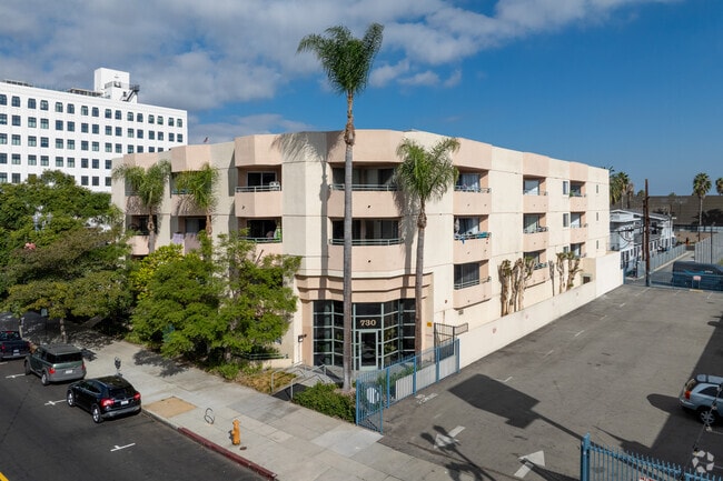 Building Photo - 730 Pine Ave.