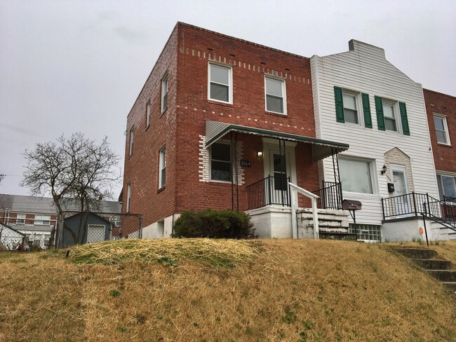 Building Photo - Fantastic 3 Bedroom EOG Townhome with Parking Pad in Parkville!