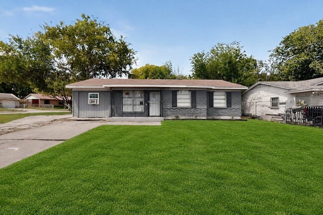 Building Photo - 937 Cleardale Dr