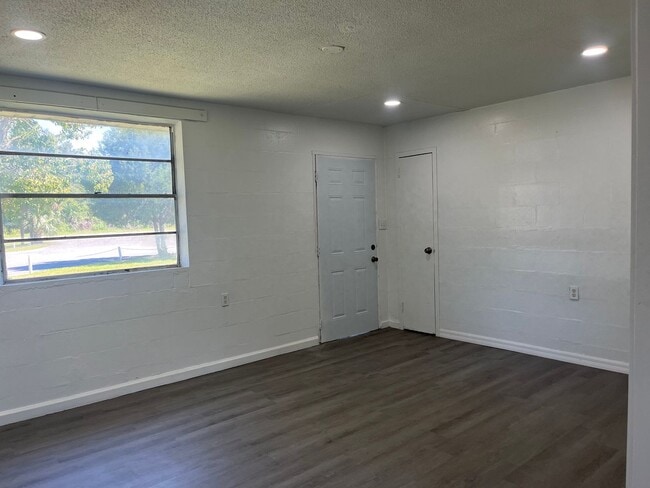 Photo - Newly Renovated 2 Bedroom Brick Apartment near Downtown Live Oak - Move in Specials! Unidad 815 McGee Street NE Live Oak 32064