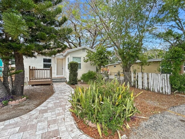 Building Photo - Beautifully Renovated 2 Bed | 1 Bath – Move-In Ready in the Heart of Clearwater!