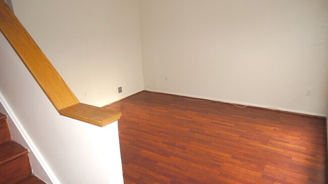 Sala de estar - 2206 Gingell Pl