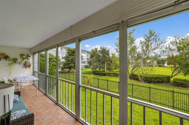 Building Photo - 950 Hillcrest Dr Unit 212