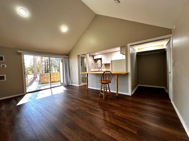 Building Photo - 130 Fairway Ave Unit 111