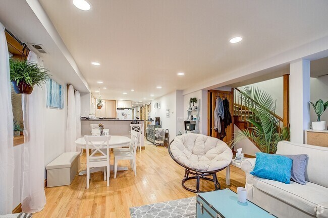 Building Photo - 5042 N Winchester Ave Rental