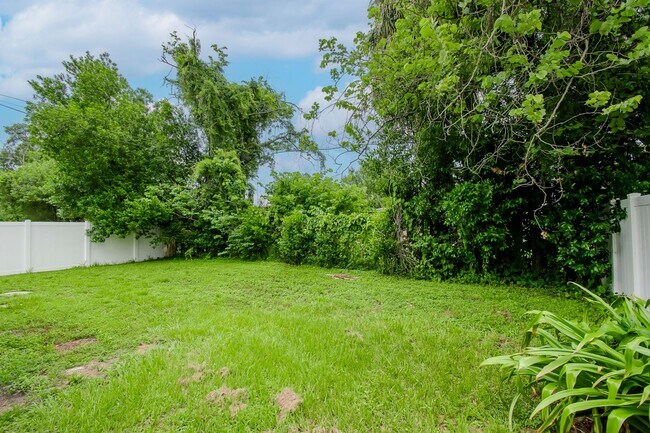 Photo - 2/1 Close to Downtown Tampa and University...