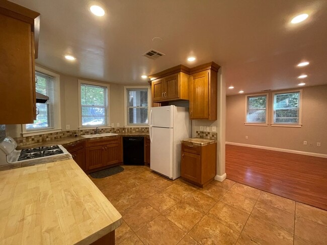 Building Photo - Spacious 2 Bedroom, 2 Bath, 2 Car Garage with Washer Dryer! Unit 1822-B