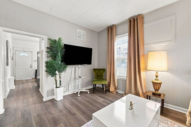 Photo - 839 Dunlop Ave Unit SI ID1605818P