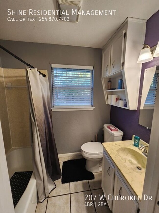 Photo - 207 W Cherokee Dr