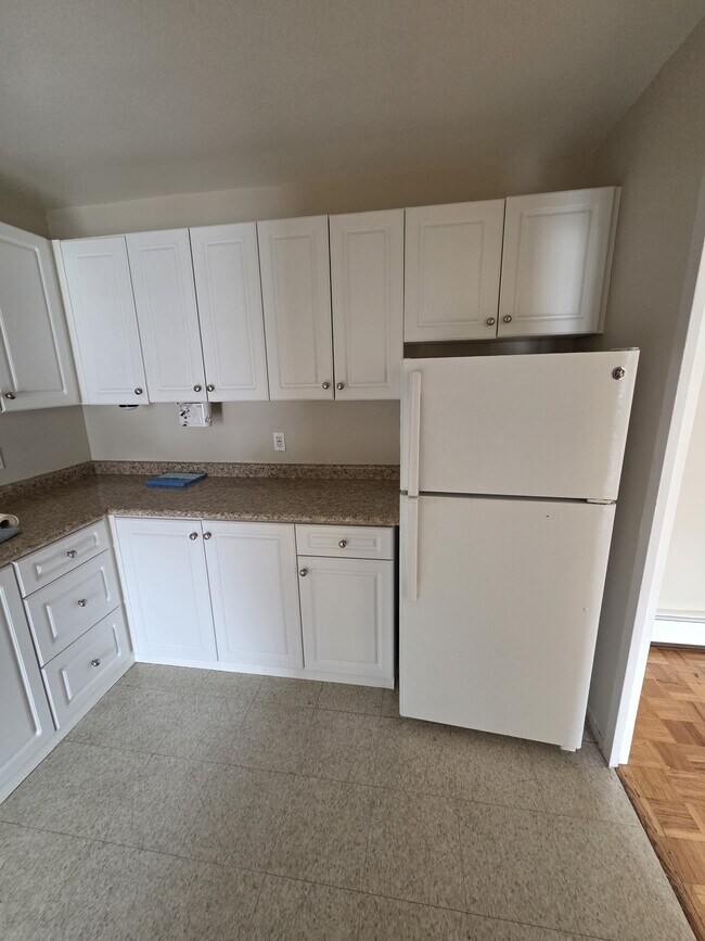 Photo - 1061 Queen's Blvd Unité 103