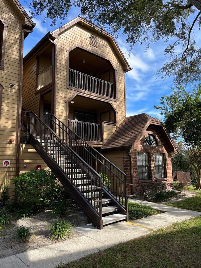 Building Photo - Altamonte Springs Lakefront Gated Community! 1/1 with a fireplace. Coming Soon!