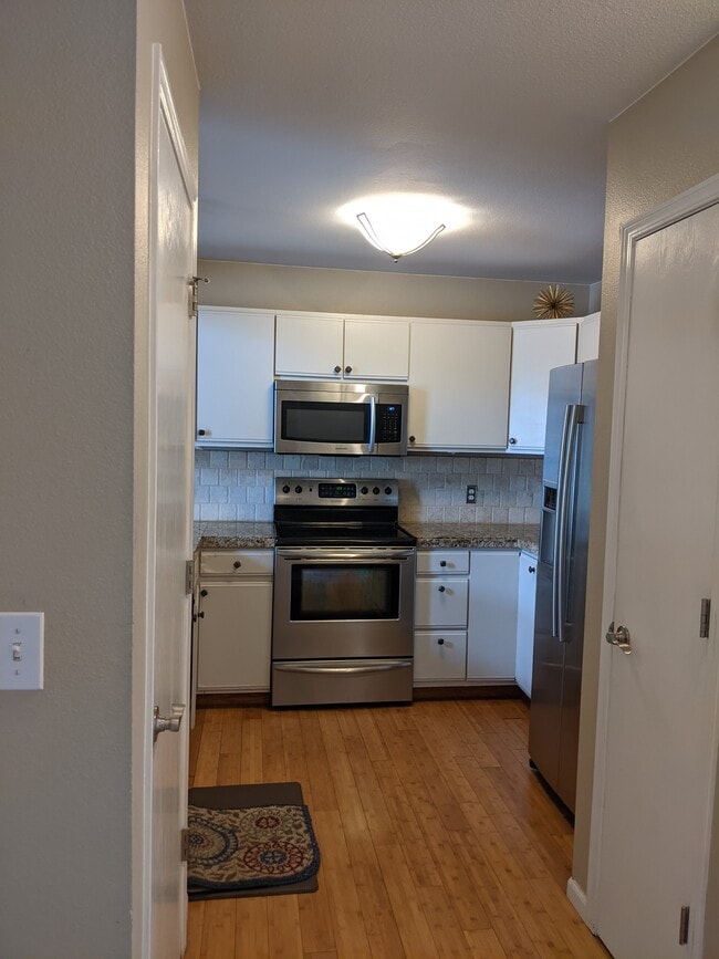 Stainless appliances - 2929 Ross Dr