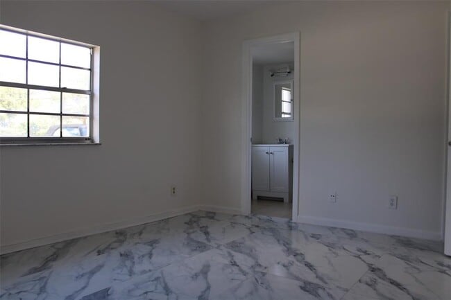 Building Photo - 1405 Miami Rd Unit 5 Rental