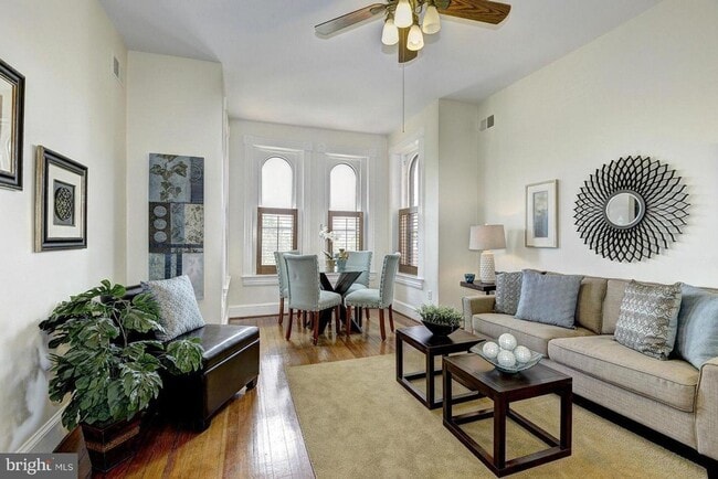 Building Photo - Spacious + Bright 1 Bedroom in Capitol Hill!