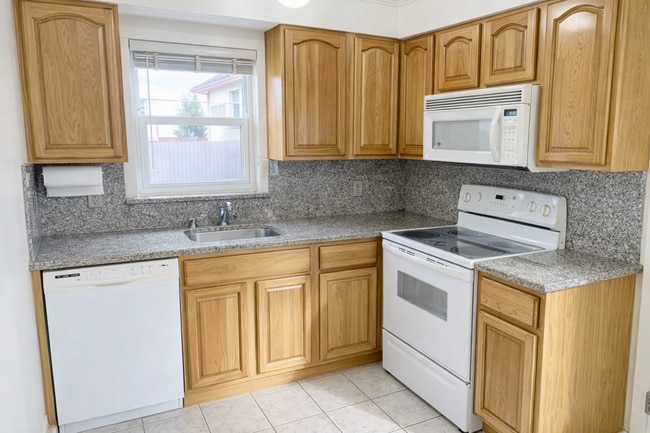 Cozy Kitchen - 216 Paramount Dr Unit 1