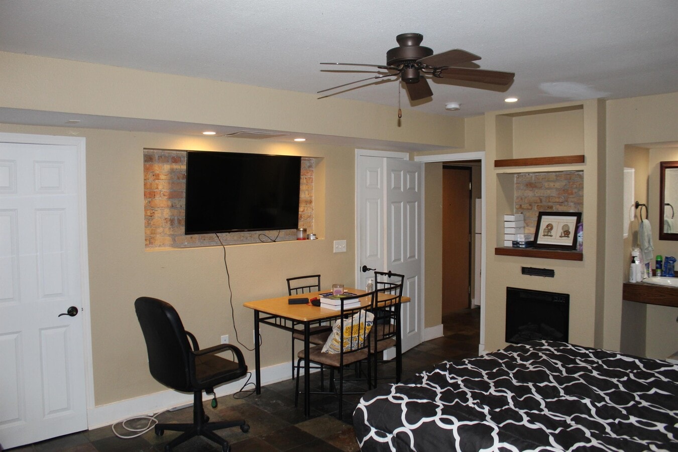 Photo - 932 E College St