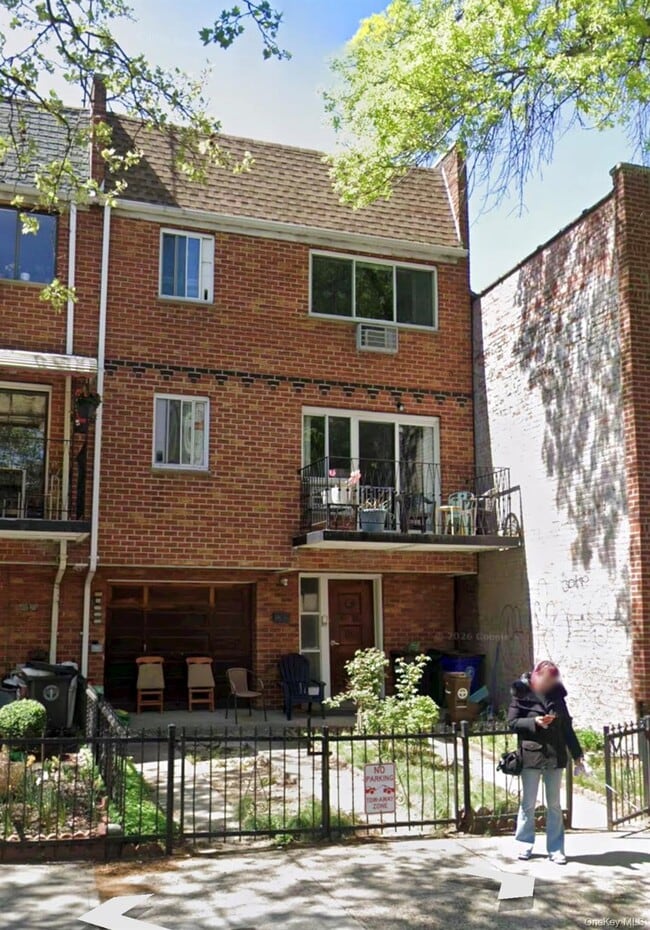 Building Photo - 41-22 40th St Unit 3FL