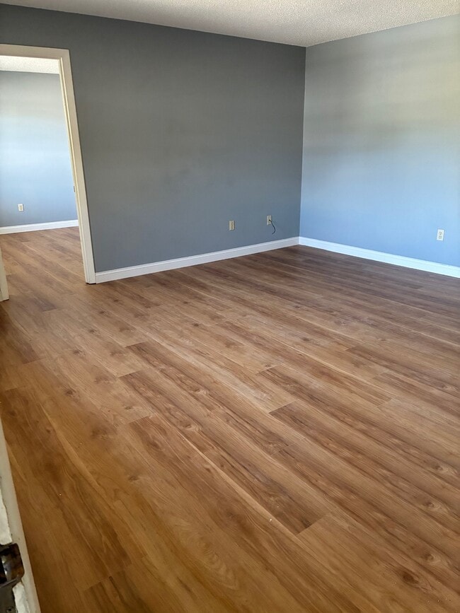 Photo - 158 Windtree Ln