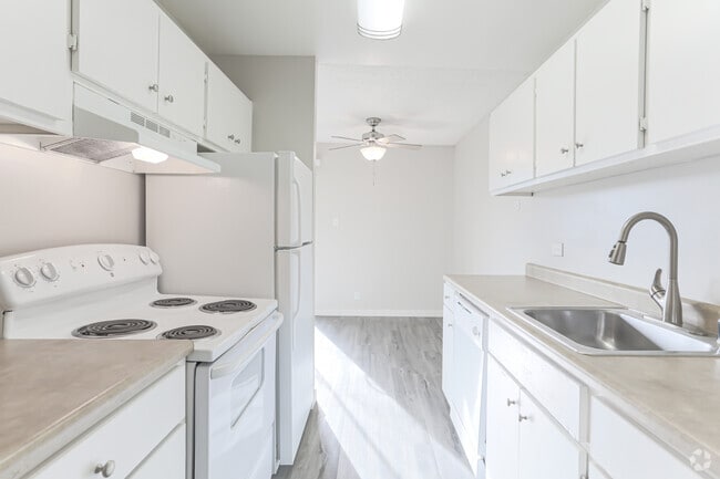 1BR, 1BA - 736 SF