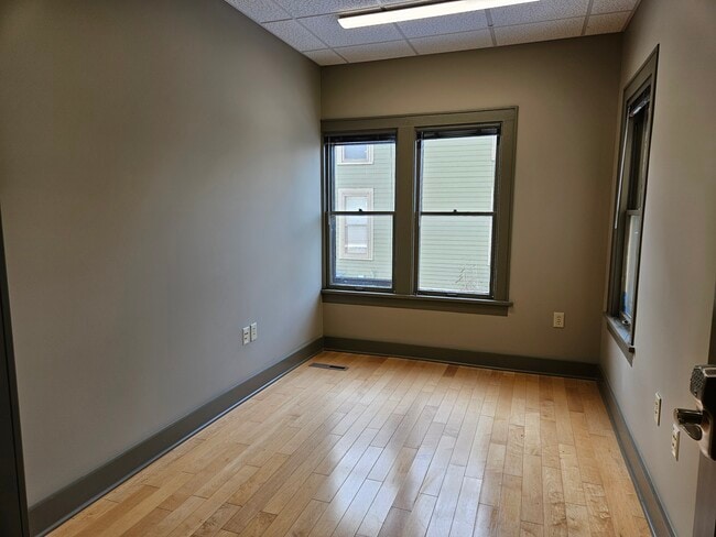 Habitación 102 - dormitorio - 206 N Charles St