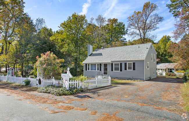 Building Photo - 1302 Dinwiddie Ave Rental