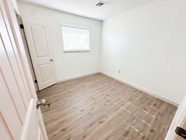 Photo - 4605 NW Ozmun Ave