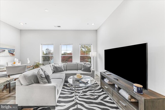 Building Photo - 537 Apple St Unit 302