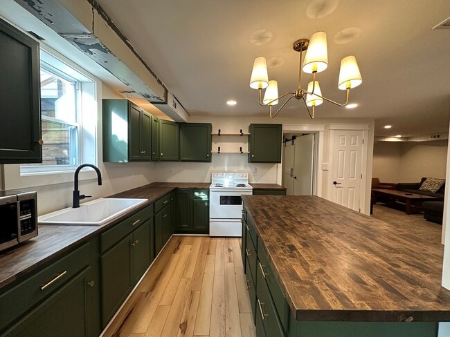 Building Photo - 4529 Golf Park Dr