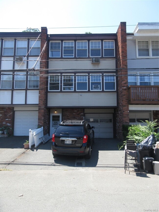 Building Photo - 108 Coolidge St