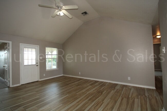 Photo - Well-Maintained & Move-In Ready in South K...