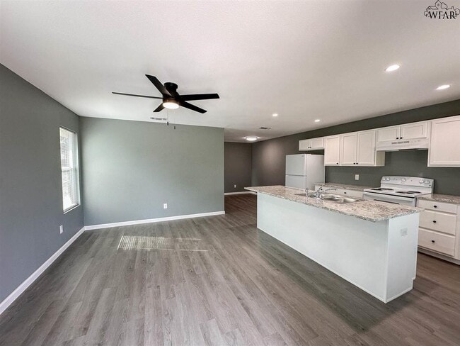 Photo - 223 Loch Lomond Dr