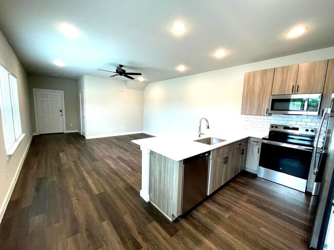 Building Photo - 1127 Eloise Dr Unit 01125