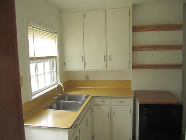 Kitchen - 2403 Knapp St