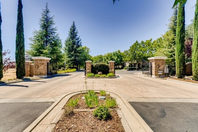 Building Photo - 70 Chambord Way