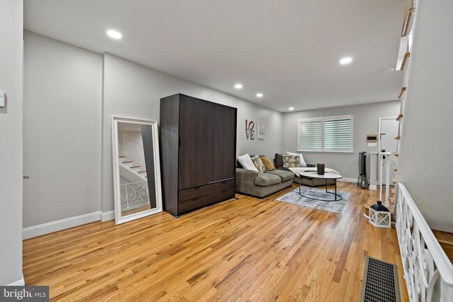 Photo - 2126 S Iseminger St
