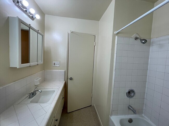 1302 E Kingsley Ave Unit 700 N. East End Ave. 19