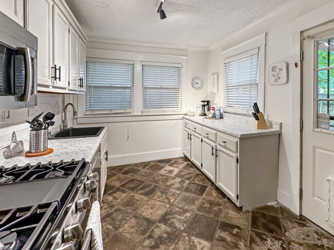 Photo - 3 bedroom, 2 bathroom house in Cooper Young Historic District