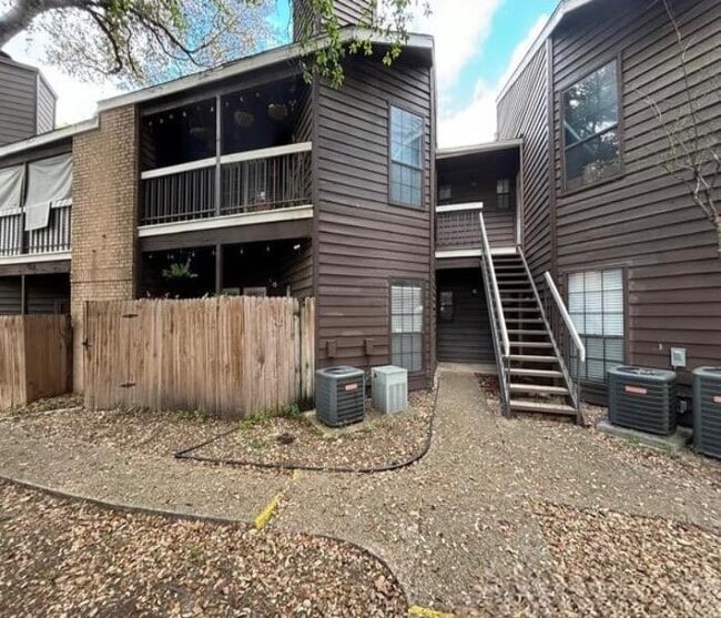 Building Photo - 8655 Datapoint Dr Unit 205