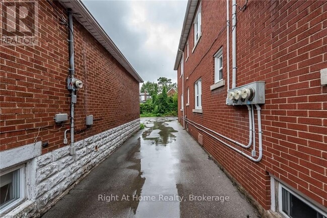 Photo - 104 Longwood Rd S
