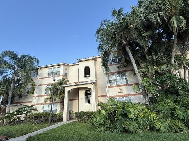 Building Photo - 3390 Pinewalk Dr N Unit 1012