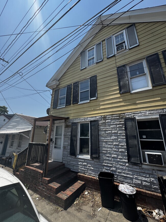 Building Photo - 302 N High St Rental