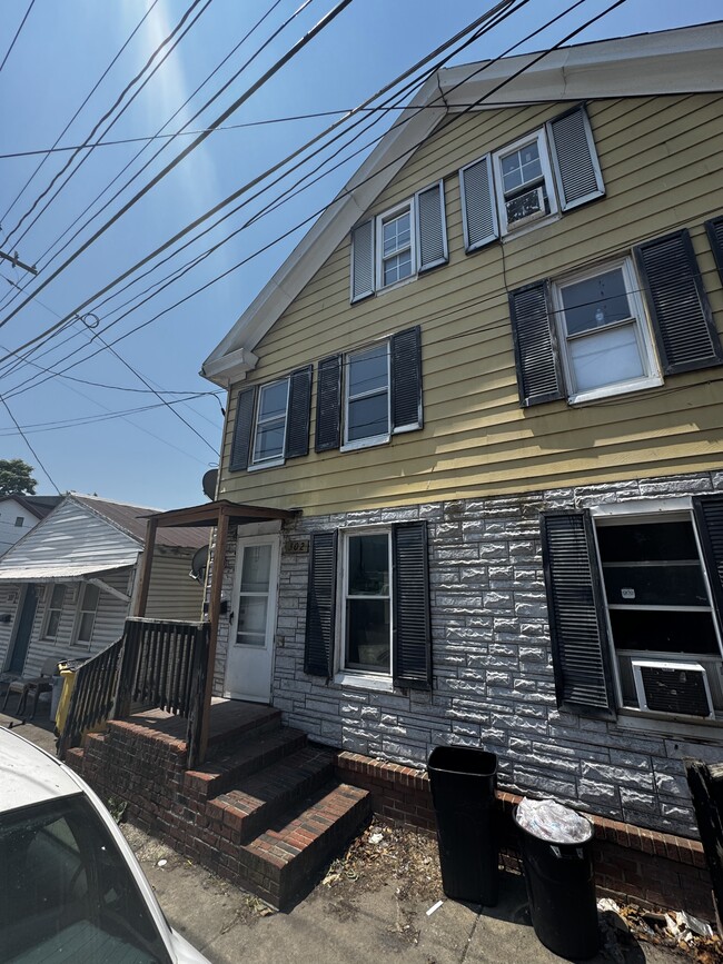 Building Photo - 302 N High St Rental
