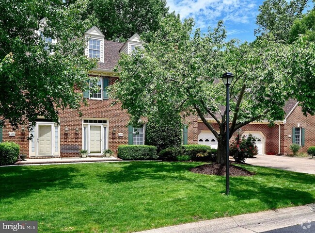 Building Photo - GORGEOUS TOWNHOUSE - THE GREEN'S AT LEE'S ...