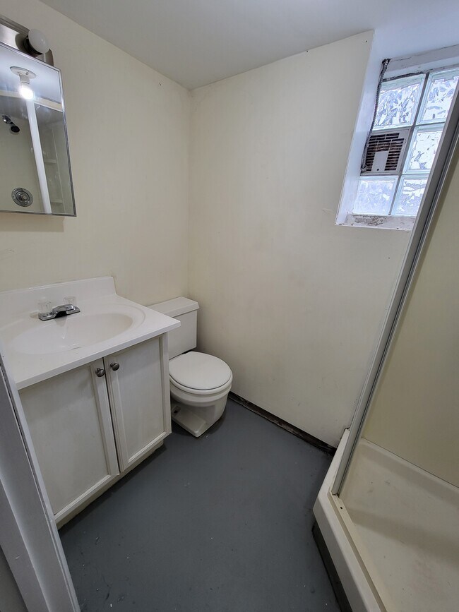 Photo - 952 Whitby Rd