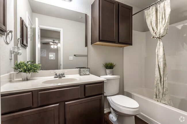 2BR, 2BA - 947SF - Second Bathroom