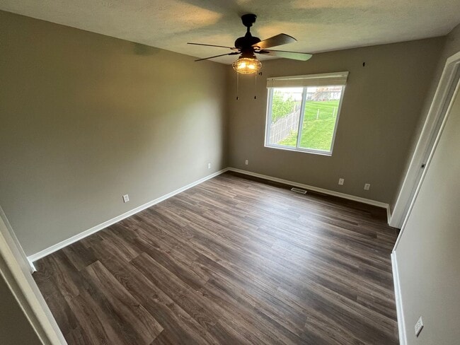 Photo - Bright & Spacious 3 Bedroom Bellevue Home!!