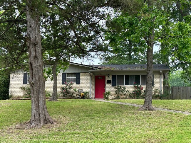 Spacious Southern Hills Home - Spacious Southern Hills Home