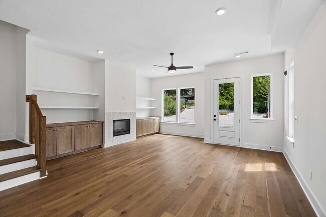"Chic Nashville Townhouse: 3 Beds, 3 Baths, with Granite Elegance & Cozy Fireplace!"